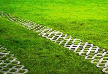 Альтернативой пластиковой, которая довольно гибкая, служит бетонная решетка. Она более прочная, меньше скользит. Может укладываться на предварительно выровненное основание или на песчаную подушку. Ее полости засыпают землей и высаживают траву. Альтернативой пластиковой, которая довольно гибкая, служит бетонная решетка. Она более прочная, меньше скользит. Может укладываться на предварительно выровненное основание или на песчаную подушку. Ее полости засыпают землей и высаживают траву.