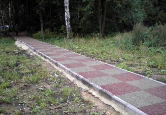 Установка тротуарного бордюра своими руками. Дополнительно в раствор может быть уложена арматура. Установка тротуарного бордюра своими руками. Дополнительно в раствор может быть уложена арматура.