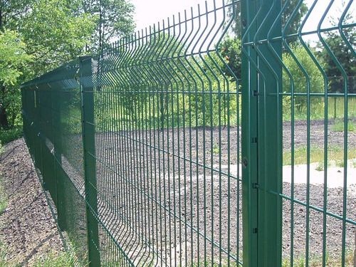 Чтобы сэкономить силы при установке забора можно приобрести готовые столбы и сварную сетку, предназначенную для ограждений. Достоинством такого подхода это простота установки (в комплект входит весь необходимый крепеж) и высокий срок службы (все элементы обработаны от коррозии). Кроме того, такой забор будет выглядеть значительно лучше, чем из обычной сетки. Чтобы сэкономить силы при установке забора можно приобрести готовые столбы и сварную сетку, предназначенную для ограждений. Достоинством такого подхода это простота установки (в комплект входит весь необходимый крепеж) и высокий срок службы (все элементы обработаны от коррозии). Кроме того, такой забор будет выглядеть значительно лучше, чем из обычной сетки.