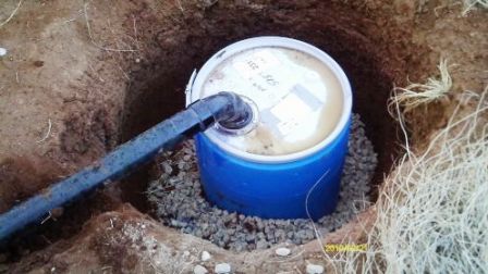 При высоком уровне грунтовых вод существует риск подтопления выгребной ямы и утечки нечистот. В этом случае для отходов используют пластиковый бак. Вокруг него устраивают дренаж. В этом случае отходы туалета на даче периодически приходится удалять, что без сомнения является недостатком такой конструкции. При высоком уровне грунтовых вод существует риск подтопления выгребной ямы и утечки нечистот. В этом случае для отходов используют пластиковый бак. Вокруг него устраивают дренаж. В этом случае отходы туалета на даче периодически приходится удалять, что без сомнения является недостатком такой конструкции.