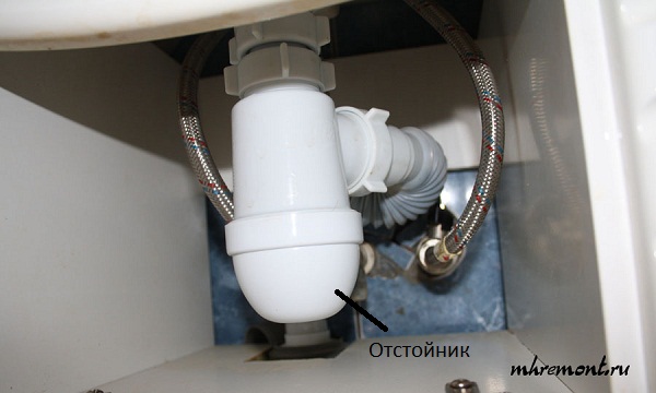 Все загрязнения, которые попадают в слив скапливаются в отстойнике сифона. Отстойник сифона имеет резьбу и его можно отсоединить, не снимая сифон. Таким образом можно очистить сифон от засора. Все загрязнения, которые попадают в слив скапливаются в отстойнике сифона. Отстойник сифона имеет резьбу и его можно отсоединить, не снимая сифон. Таким образом можно очистить сифон от засора.